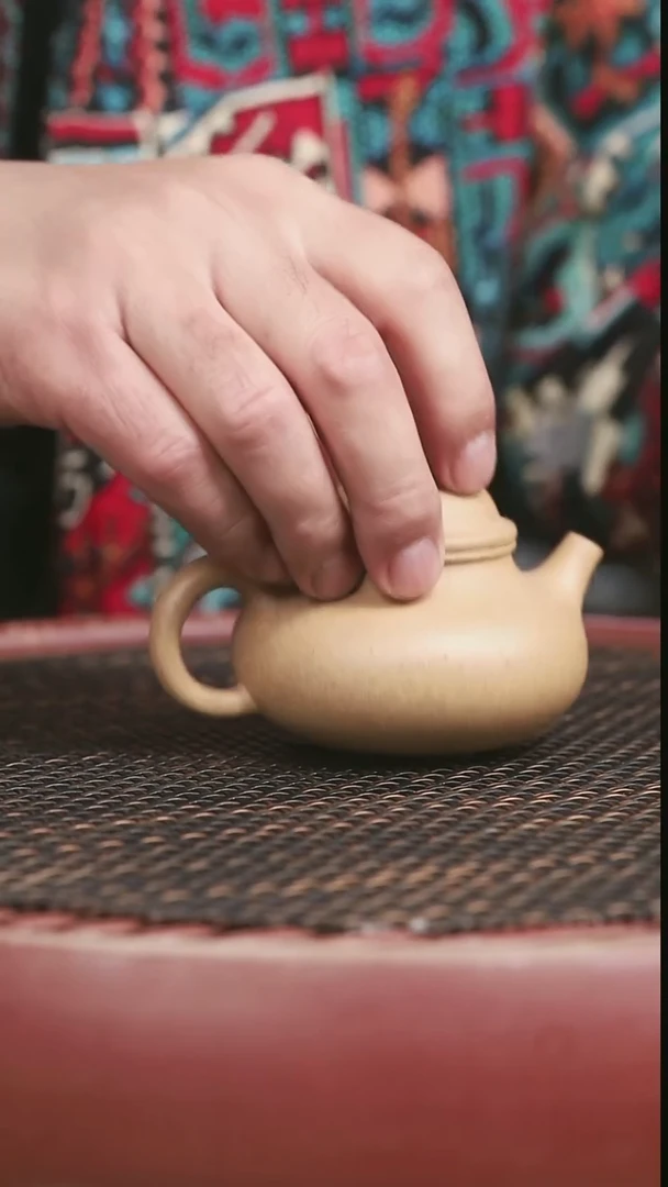 茶壶紫砂黄金段纳底容天140CC