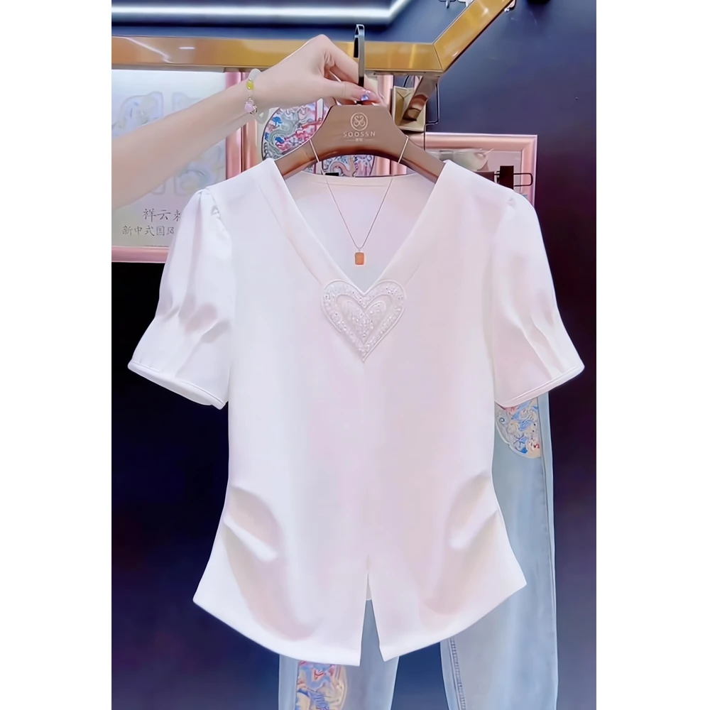 时尚超好看白色V领短袖T恤女2025夏季小众设计感时尚减龄爱心上衣