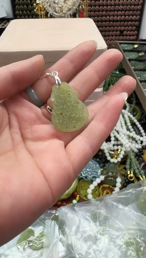 银S925镶嵌岫玉耳坠湖水绿镂空葫芦耳坠