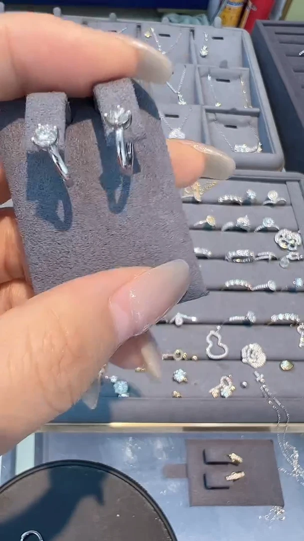 18K金镶嵌耳钉钻石耳圈