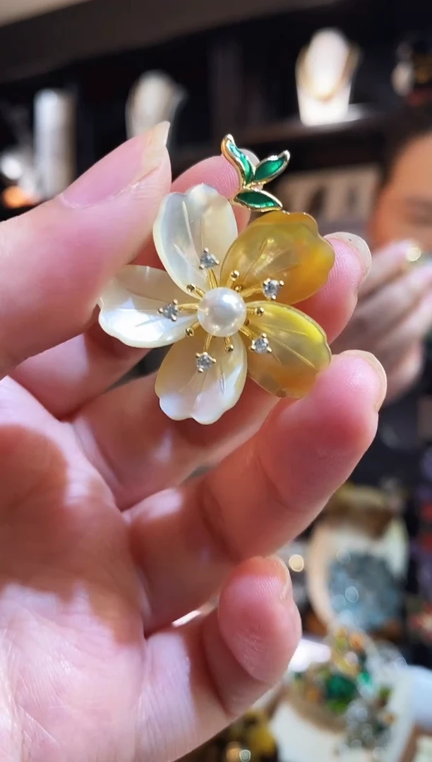 铜合金仿水晶胸针