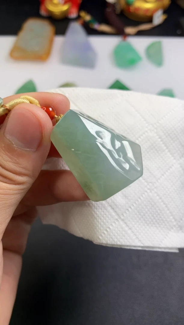 颈饰未镶嵌翡翠