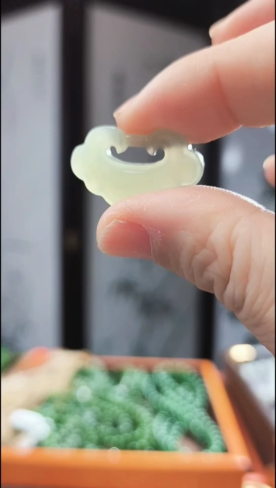 颈饰未镶嵌和田玉（糖玉）祥云锁