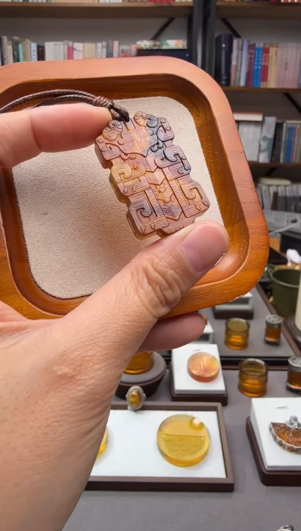 未镶嵌颈饰琥珀仿古饕餮纹吊坠