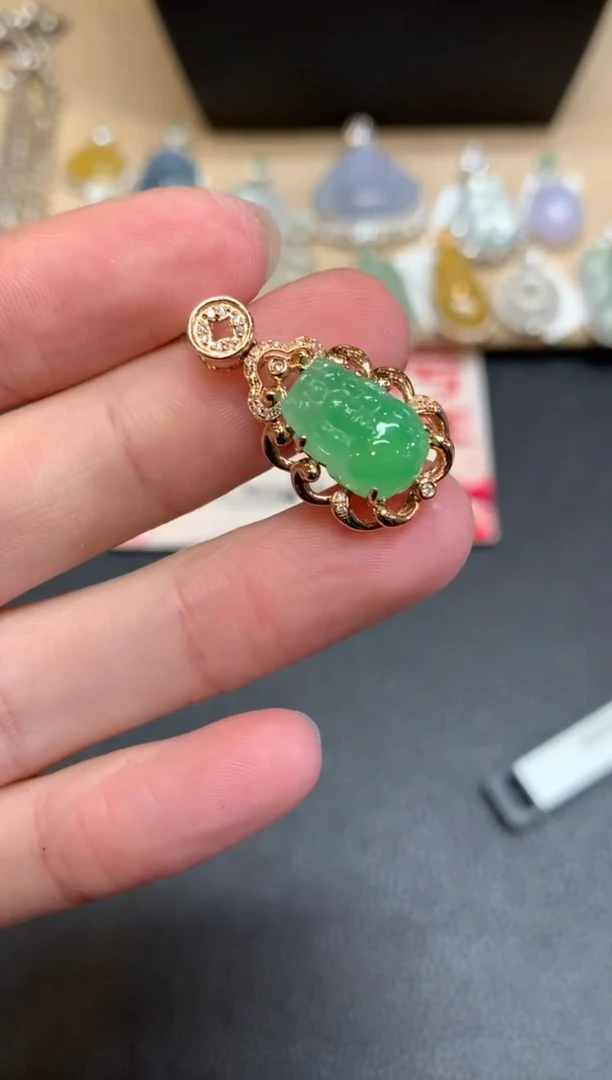 【闪购商品】翡翠颈饰18K金镶嵌貔貅【无服务费】