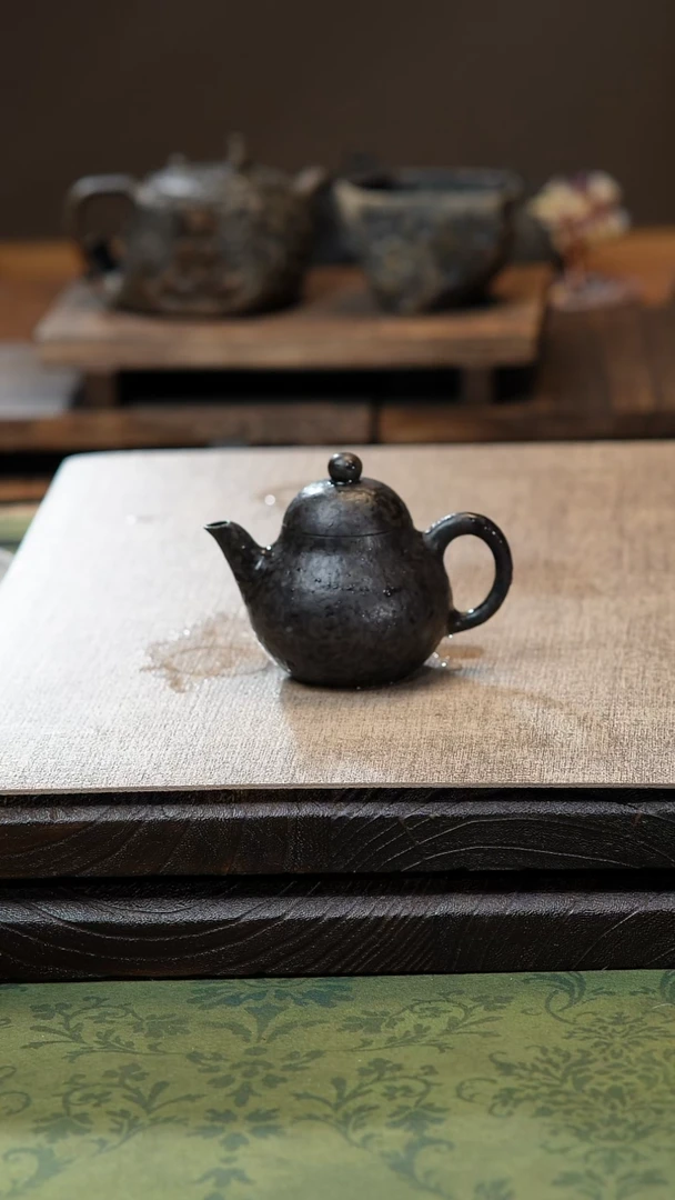 庄惠军老师作品冰碛岩重工雕刻梨形壶