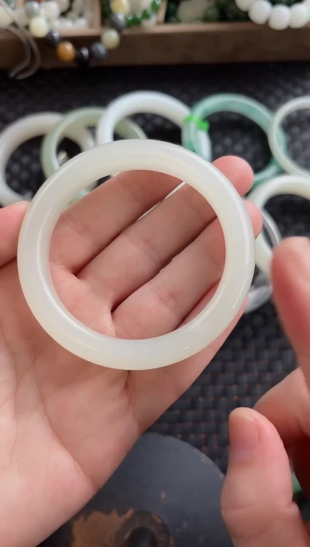 颈饰未镶嵌和田玉手镯