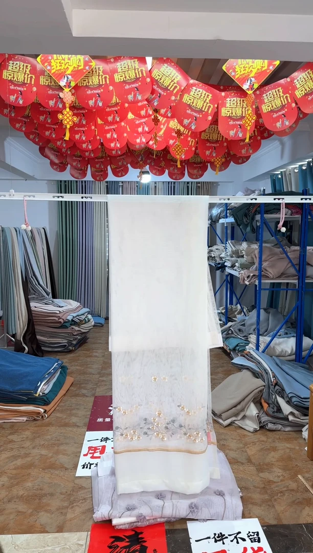 涤纶成品特价窗纱5.7米宽2.6米高挂钩