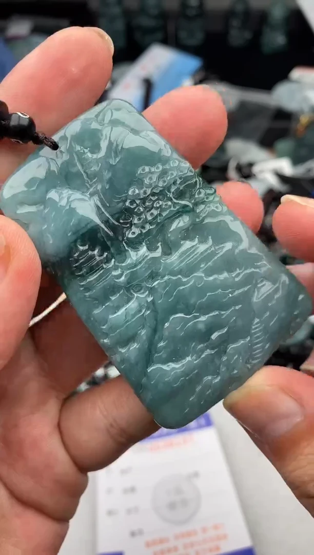翡翠未镶嵌颈饰多样性发其一