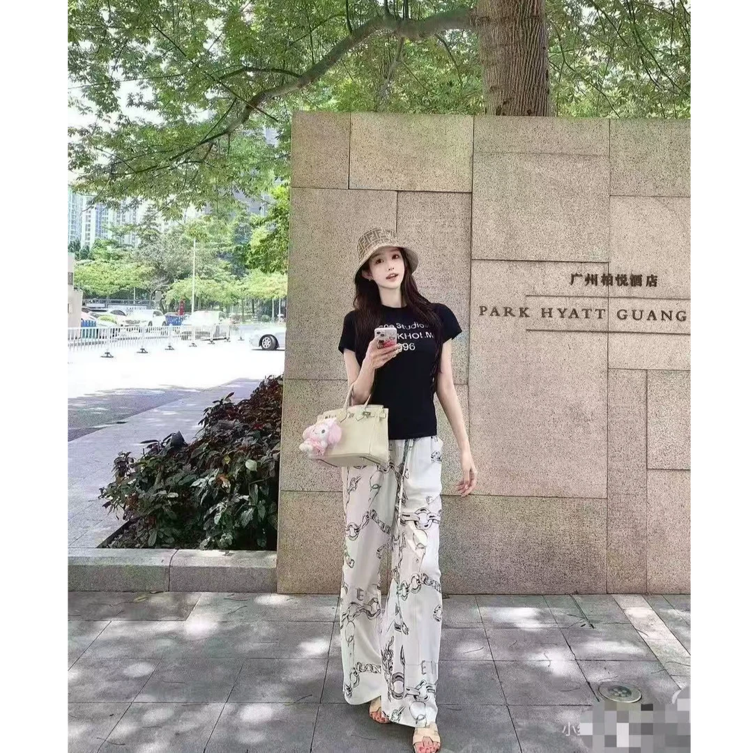 黑色字母印花T恤搭老钱风链条印花阔腿裤套装