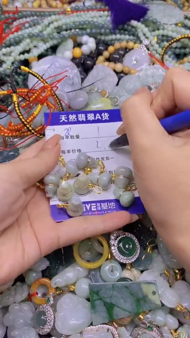 翡翠未镶嵌颈饰天然翡翠A货吊坠批量多样性发其一