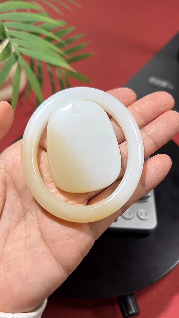 未镶嵌和田玉挂件和田玉糖白手镯33