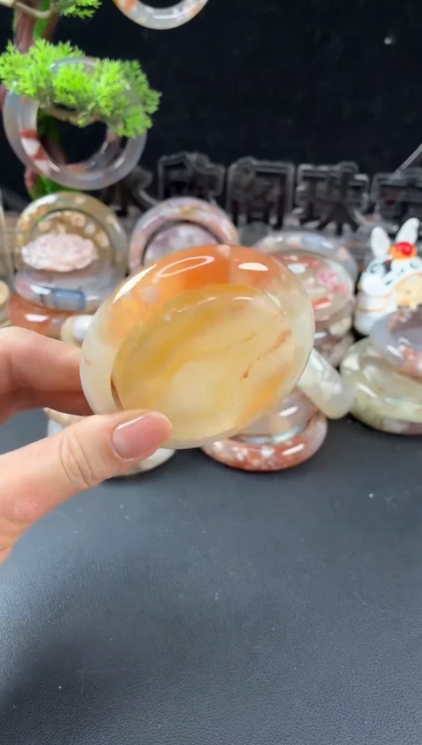 未镶嵌手镯（圆镯）石英质玉55.9