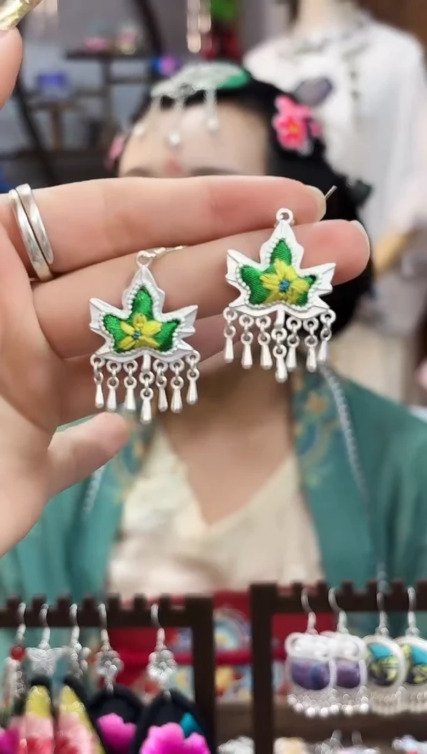 织绣云织瑶非遗老绣饰品063