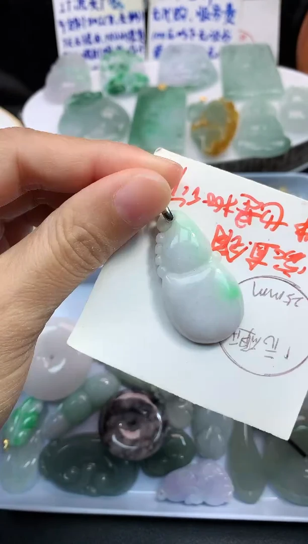 颈饰未镶嵌翡翠吊坠