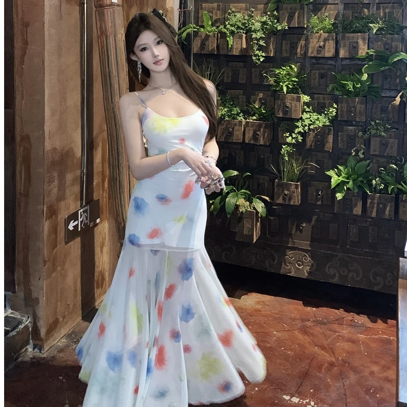 度假风穿搭白色不规则吊带连衣裙女夏季小众不撞款收腰包臀鱼尾裙