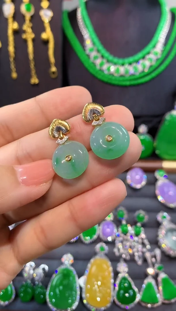 18K金镶嵌翡翠耳饰耳钉