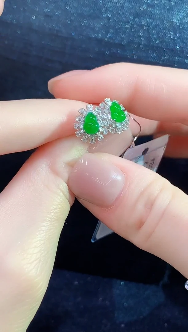 18K金镶嵌翡翠耳饰多样性发其一