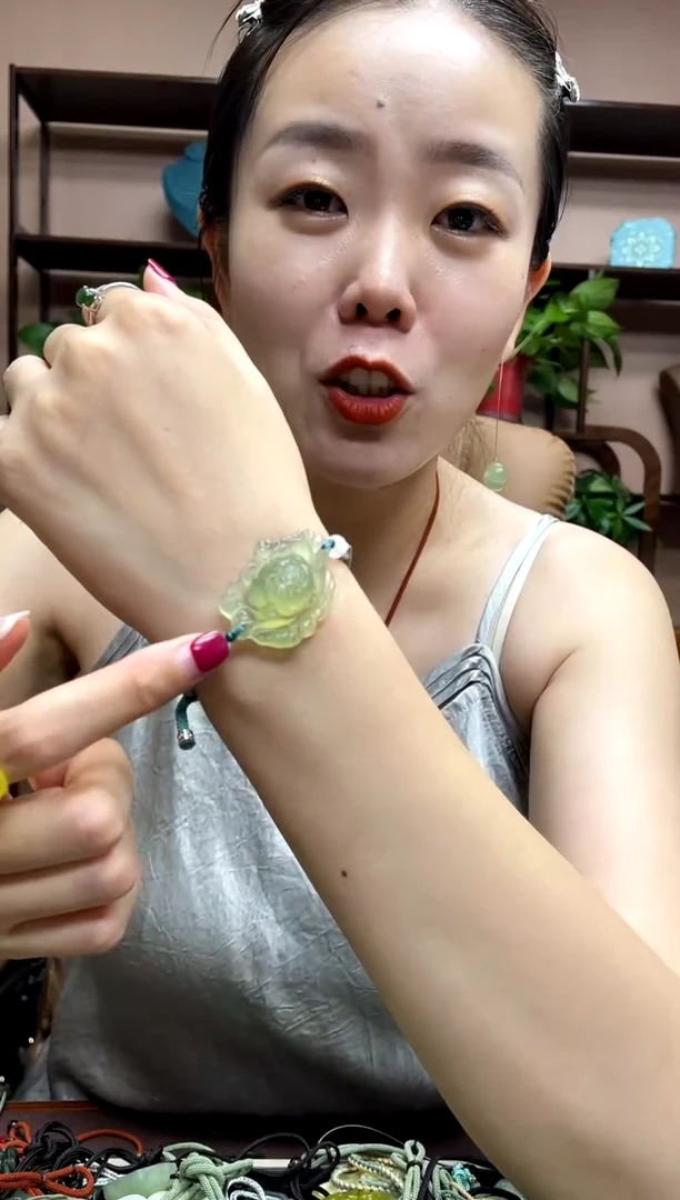 岫玉未镶嵌颈饰多样性发货发其中之一