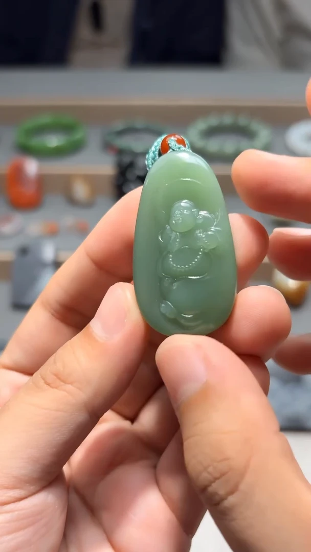 颈饰未镶嵌和田玉俄罗斯碧玉鸭蛋青佛大师落款