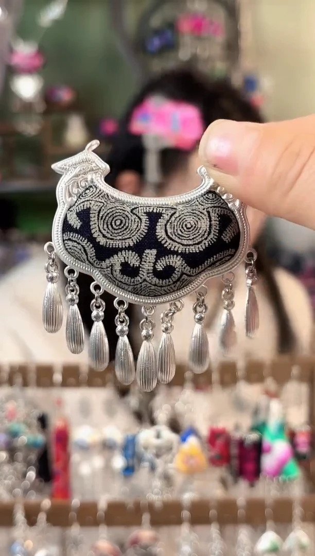 彩云南阁非遗老绣苗银饰品637