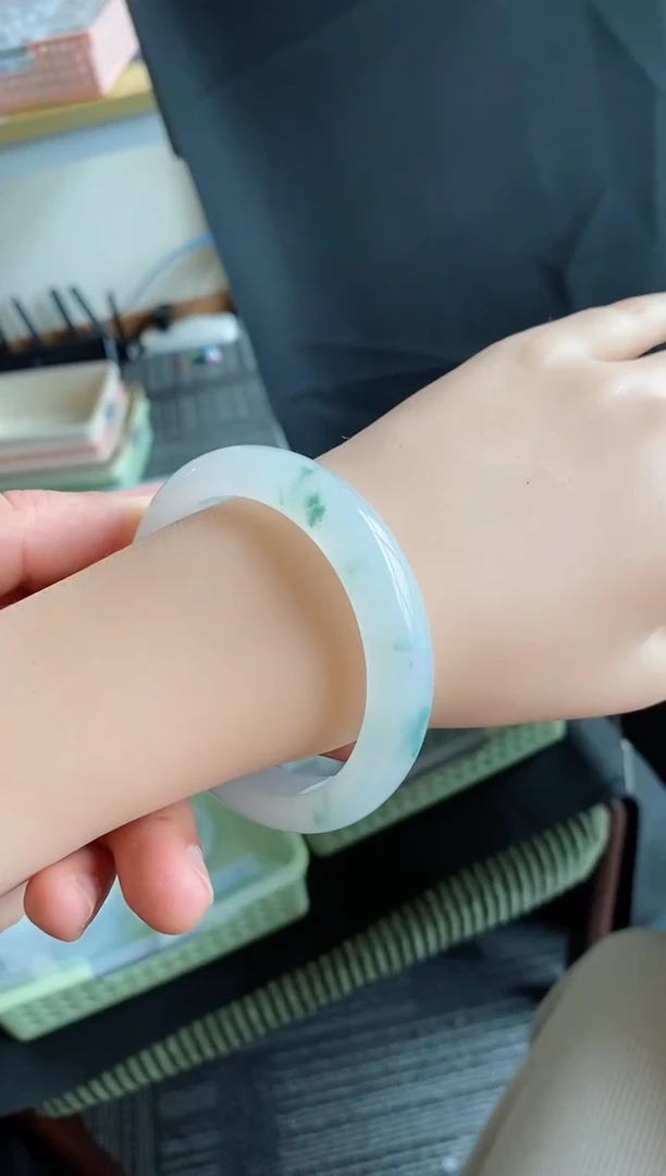 【闪购商品】翡翠手镯未镶嵌桌上95号56.5*12.3*8.8正圈