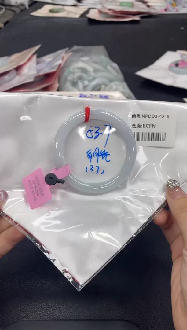 翡翠手镯未镶嵌翡翠手镯