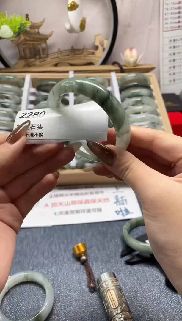 未镶嵌手镯石英质玉2280