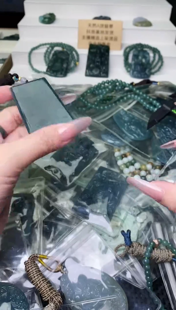 颈饰未镶嵌翡翠