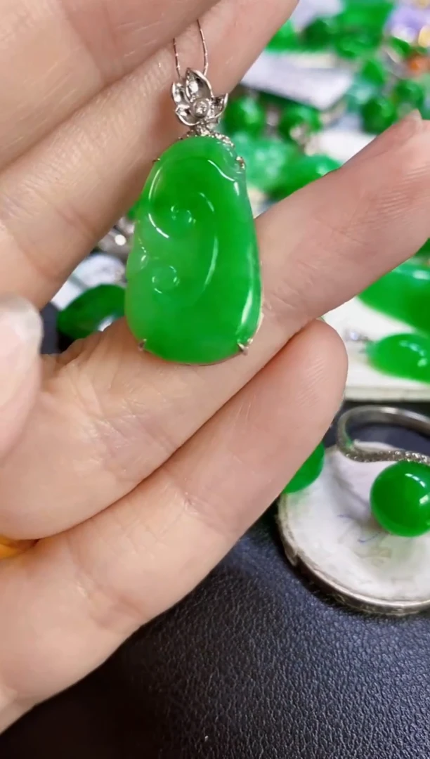 颈饰18K金镶嵌翡翠如意