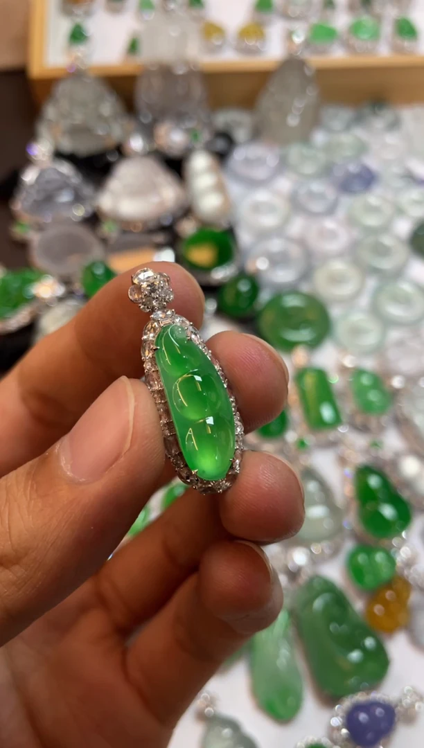 【闪购商品】翡翠吊坠(不含链)18K金镶嵌豆子