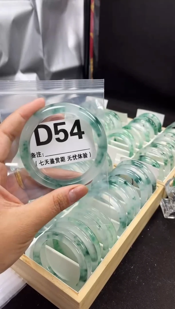 【闪购商品】石英岩玉手镯未镶嵌D54