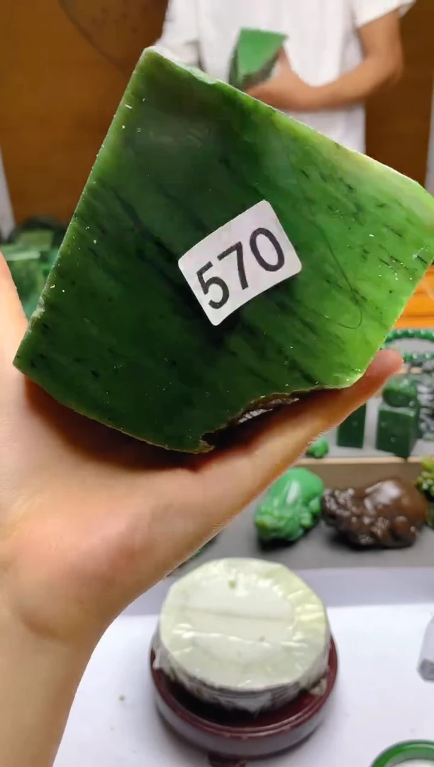 和田玉（碧玉）未镶嵌珠宝半成品570