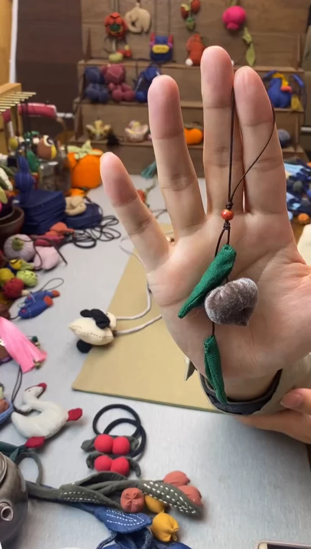 布桃子手机挂 （灰色）