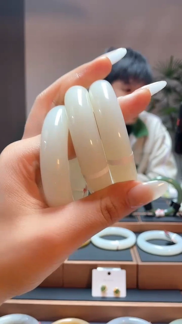 【闪购商品】和田玉手镯未镶嵌白玉55-56多样性发一