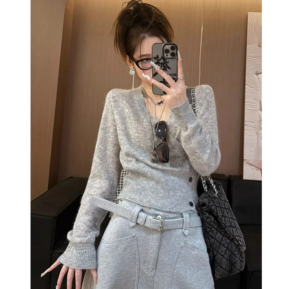 韩系灰色交叉v领软糯长袖针织衫女秋冬高级感毛衣打底衫内搭上衣