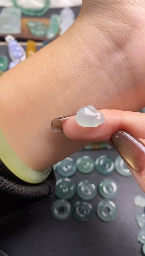 颈饰未镶嵌翡翠兔子