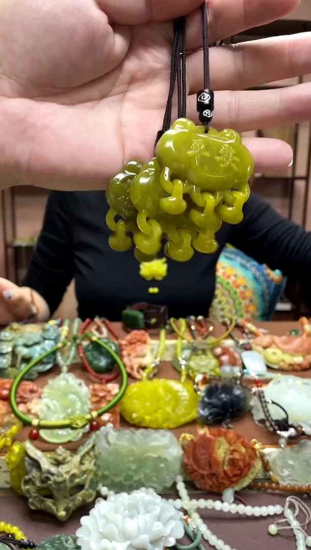 未镶嵌岫玉颈饰多样性发货发其中之一