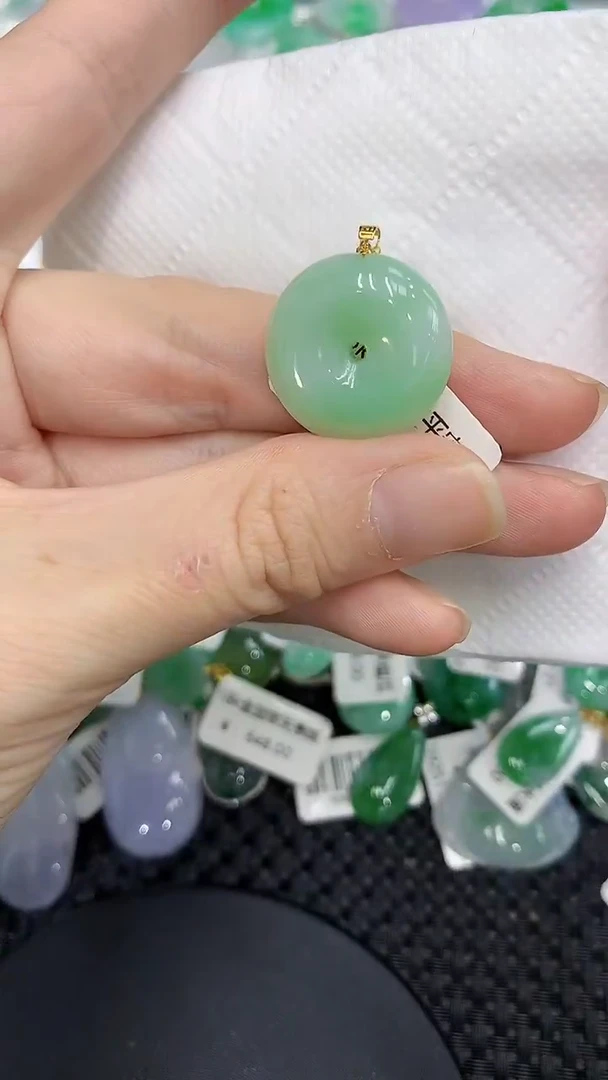 颈饰18K金镶嵌翡翠a货百元以下同包裹多件发出的只收取一单运费