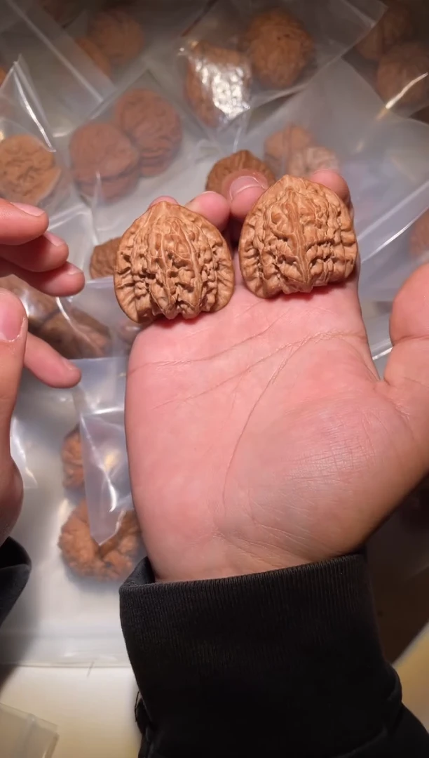 把件文玩核桃红**蹄文玩核桃三角白
