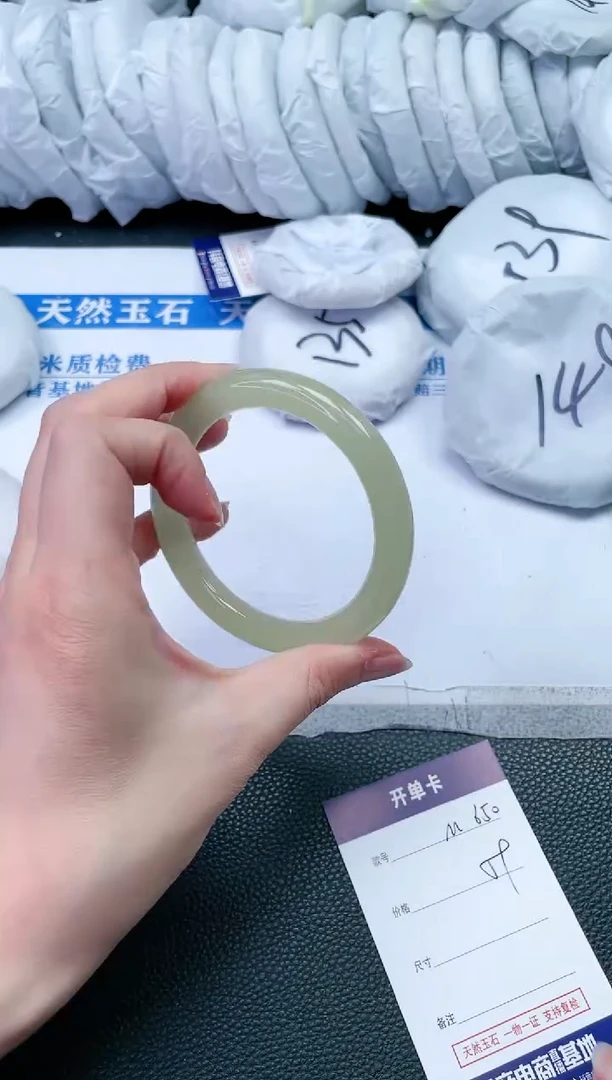 【闪购商品】石英质玉手镯未镶嵌M650