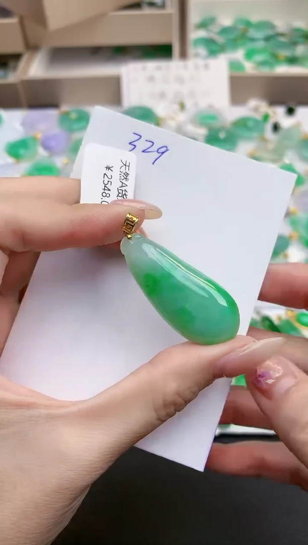 颈饰18K金镶嵌翡翠天然缅甸A货翡翠