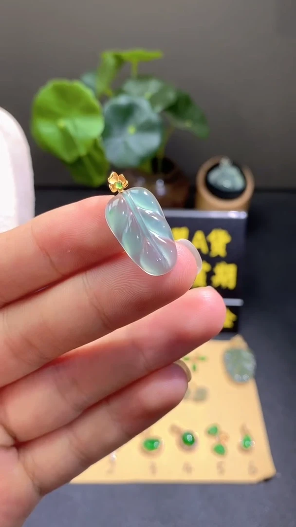 颈饰18K金镶嵌翡翠翡翠A货