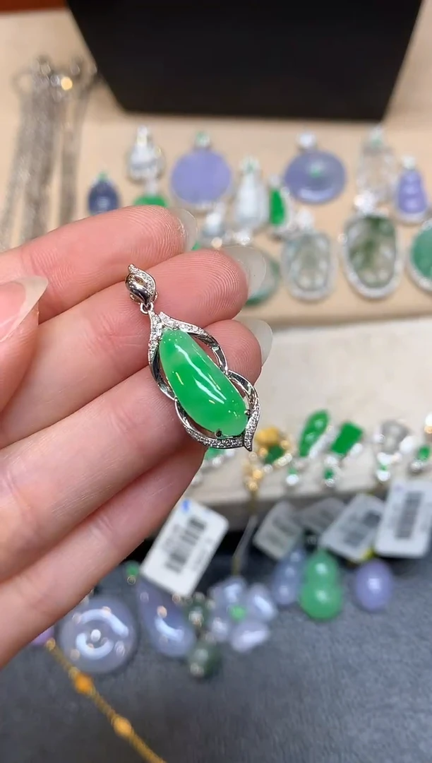 颈饰18K金镶嵌翡翠福瓜【无服务费