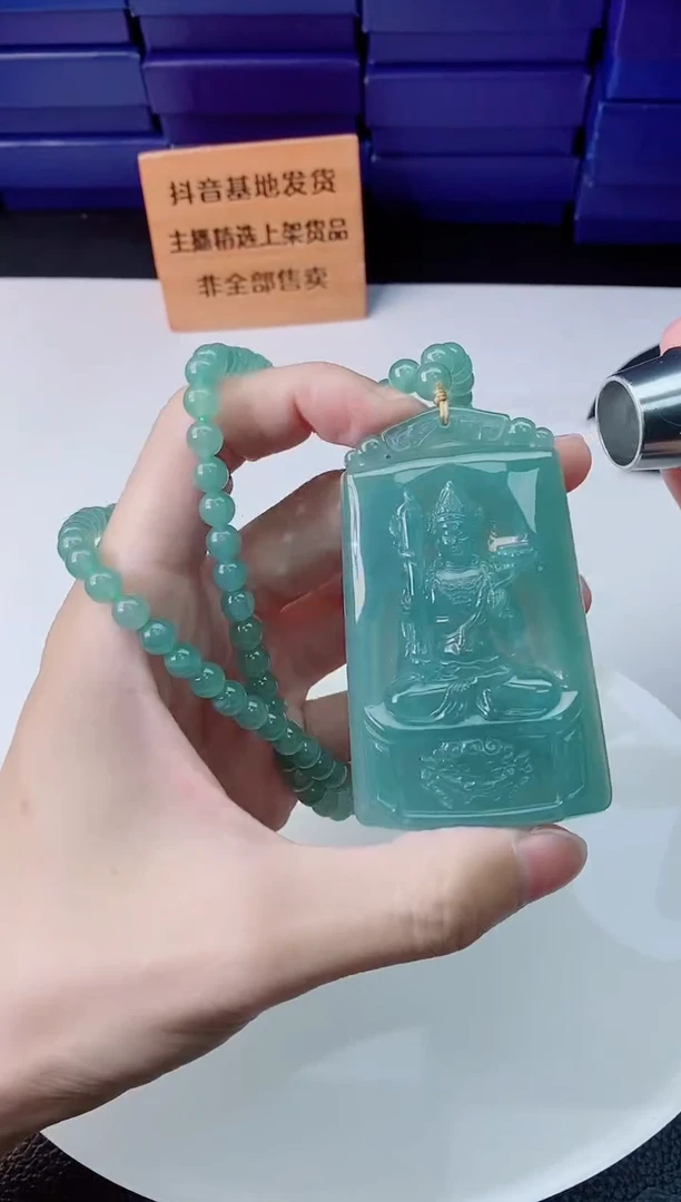 翡翠未镶嵌颈饰  ·