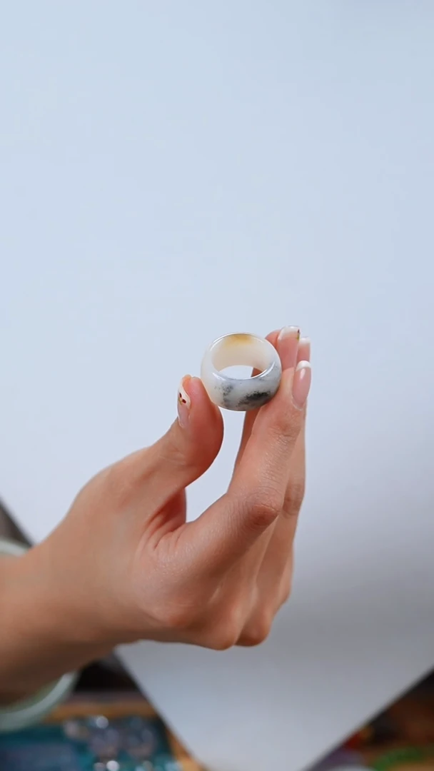 未镶嵌戒指和田玉戒指