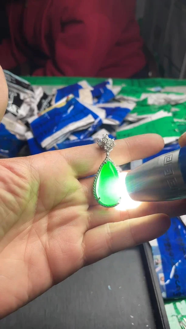 强子收货--所见即所得--多样性发货--CT69绿色水滴吊坠