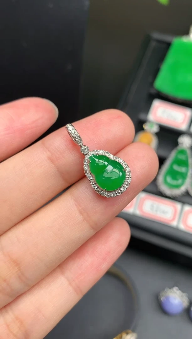 颈饰18K金镶嵌翡翠葫芦