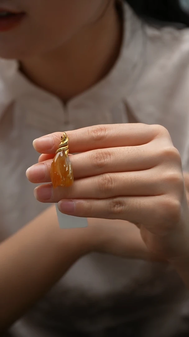 颈饰18K金镶嵌翡翠玉兰花