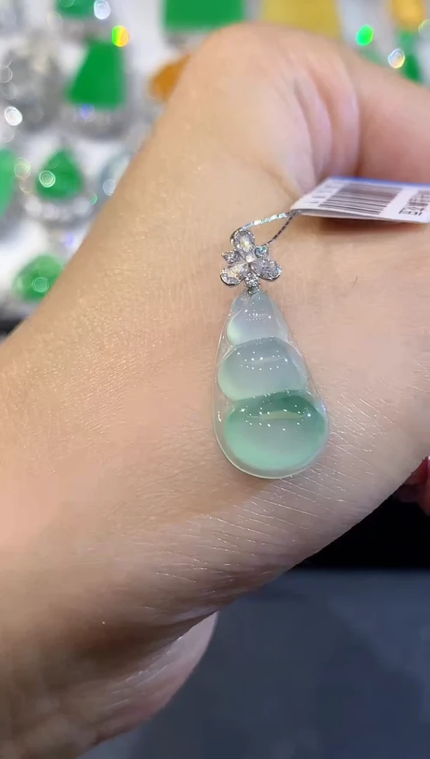 吊坠(不含链)18K金镶嵌翡翠多样性发其一